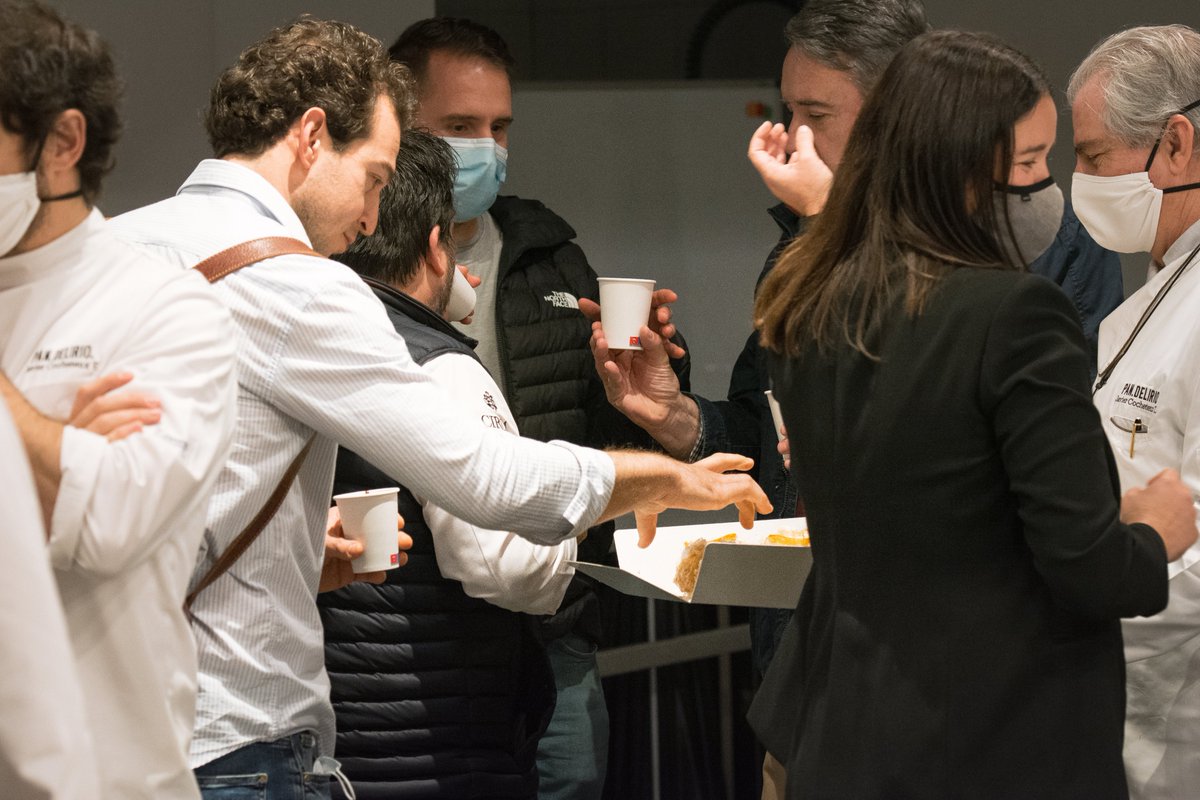 cocina_futuro's tweet photo. Ayer vivimos nuestra primera experiencia formativa en #Materia, el espacio de formación para profesionales y amateurs de los Javieres Cocheteux y no pudimos cerrar de una manera más redonda ...
#primerroscondenavidad #pandelirio
#conchocolate
Foto @elgranjero_es https://t.co/uKdsxkLSgG