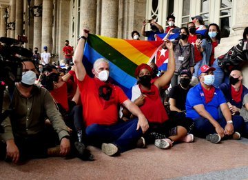 YulisaTorresRe2's tweet photo. Juntos defendiendo las conquistas de la Revolución.
#CubaVive 
#CubaViveyAbraza 
#CubaEsUnContinente 
#CubaCoopera 
@NelaTa83 @cubacooperaven @Besnoymp_26 @DeisaIris @SurCdi @JefeMmc @leon_raulito @rubeletsis https://t.co/Lyd9Wz8bfM