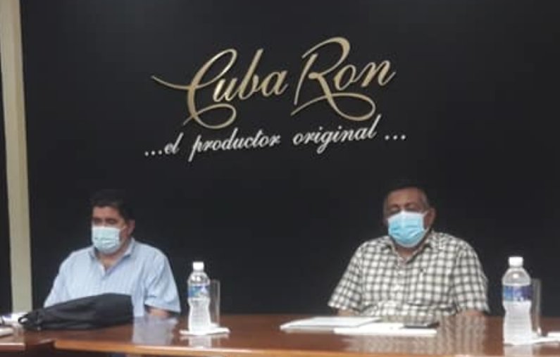 ManuelSobrinoM's tweet photo. Intercambio con directivos de @CubaRonSA y miembros del movimiento de Maestros del Ron Cubano. Profesionales que han conservado y enaltecido saberes heredados por generaciones y hoy optan por la distinción de Patrimonio Cultural Inmaterial de la Humanidad https://t.co/0ph6E4nJ0o