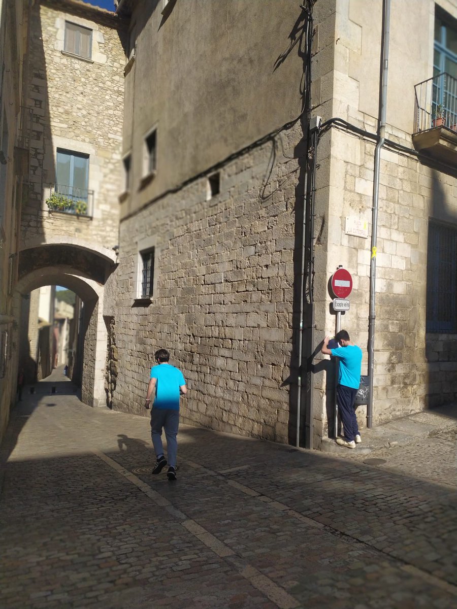 EspriuSalt's tweet photo. Ja tenim samarreta #GUIAMN! Avui l'estrenem treballant l'orientació urbana per Girona centre. Pensar i córrer, aquest és l'objectiu d'avui!! 🏃🏻♂️🏃🏿♀️#SomriuEspriu https://t.co/cE2fxvL5fG