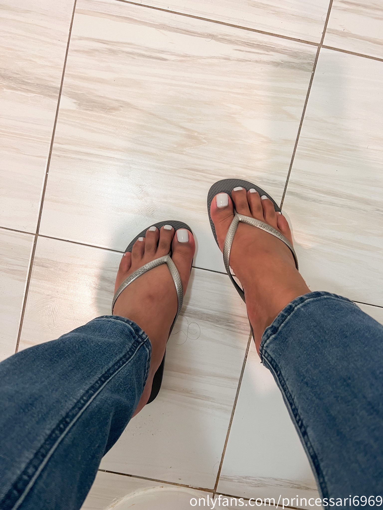 Good morning everyone! I love this color, whatcha think? #cutefeet #cutetoes #feet #Feet #feetsimp #FeetPicture #feetworshi̇p #foot #toes #feetoftwitter #sellingfeetspicture #sellingcontent #SugarBabies #SugarDaddys #sugardaddylegit #sugarbabylegit https://t.co/tRv1xdv1Qc