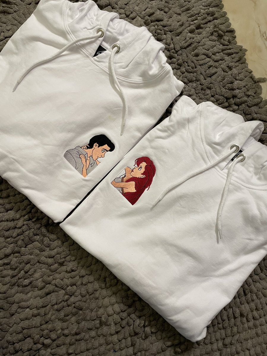 JSky_Designs's tweet image. خذنِي مَعــاك بالجّو الحِلو ، 
خلِيني مَعــاك اِسرّح يا حِلو ♥️
.
.
175 SR للواحد🤍🤍
عينكم على دقّة التطريز 🥺