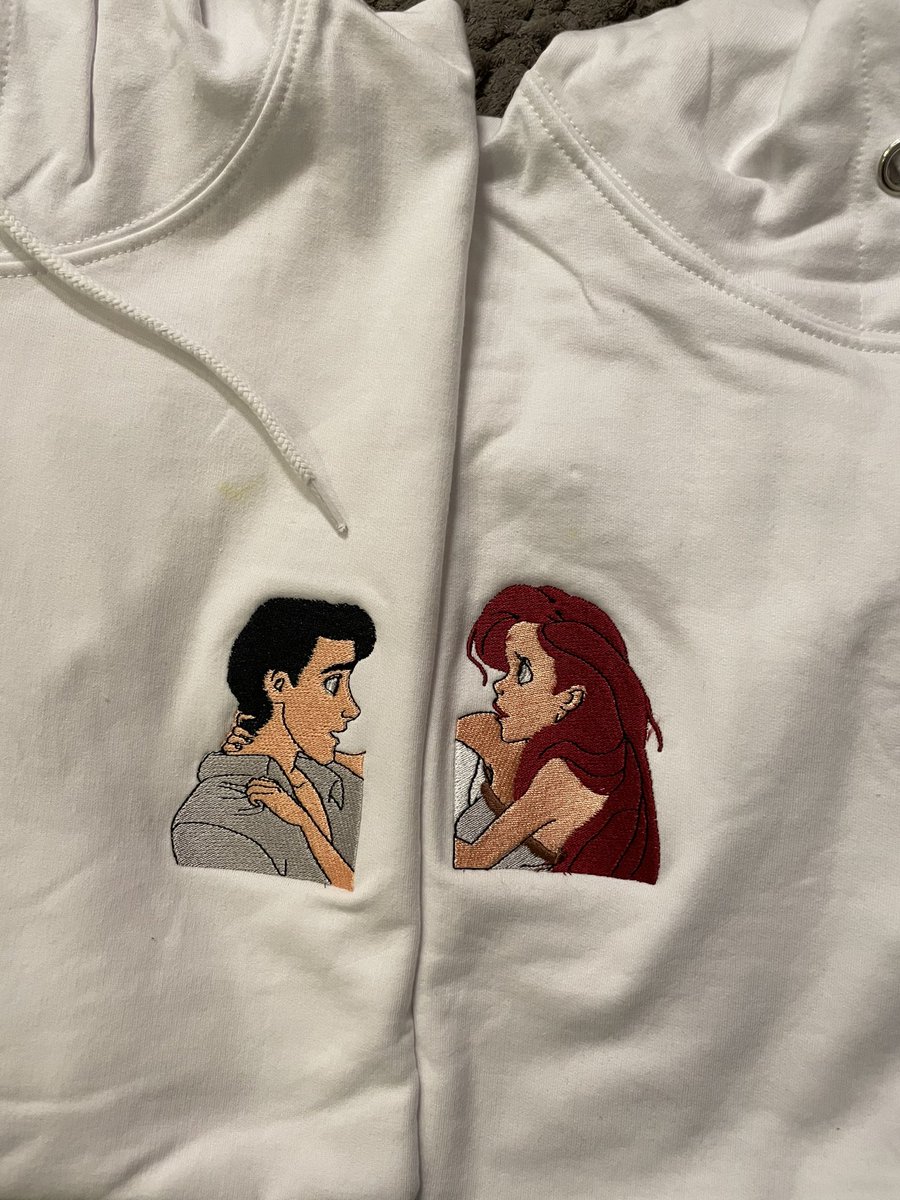 JSky_Designs's tweet image. خذنِي مَعــاك بالجّو الحِلو ، 
خلِيني مَعــاك اِسرّح يا حِلو ♥️
.
.
175 SR للواحد🤍🤍
عينكم على دقّة التطريز 🥺