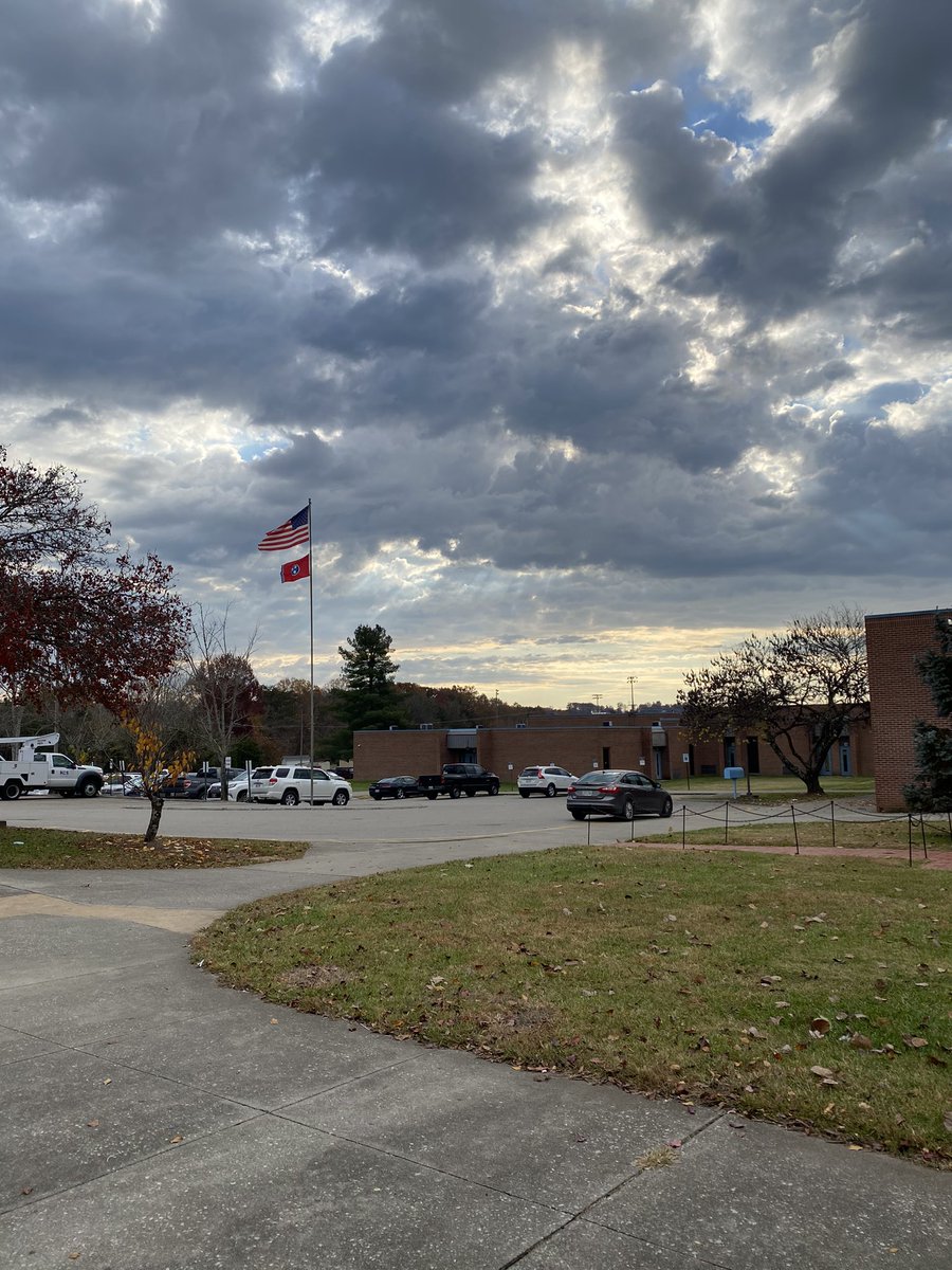 GHSBlaylock's tweet photo. Looking like a beautiful day here at Gibbs High. Happy Thursday Eagles! 

@Gibbsprincipal https://t.co/cnfig4xDtn