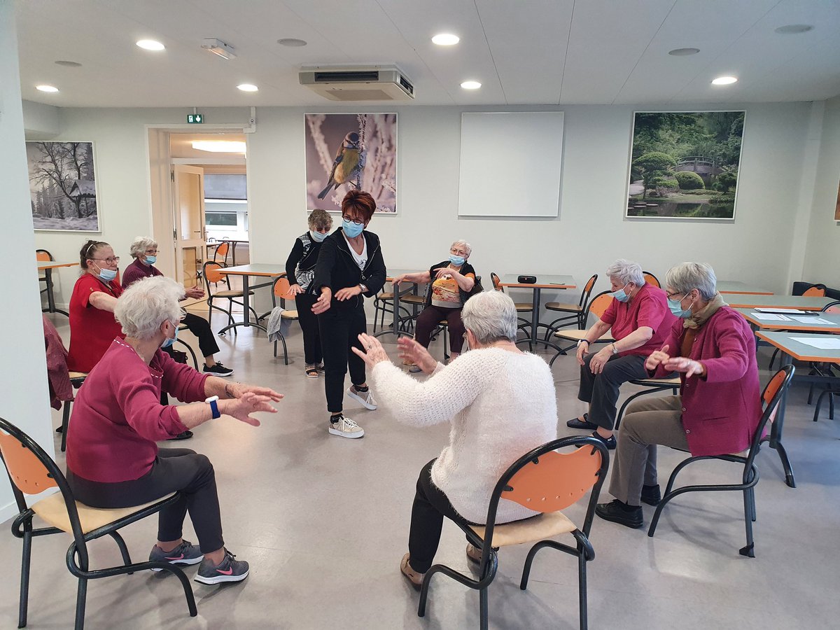 gie_impa's tweet photo. Plus qu'une réussite pour le premier module "Bouger en rythme" de #lesatoutsdelage à Luxeuil les Bains! Des résidentes ravies de (re)goûter au plaisir de la danse et du mouvement en musique! #prévention #bienvieillir https://t.co/frInAPWi7U