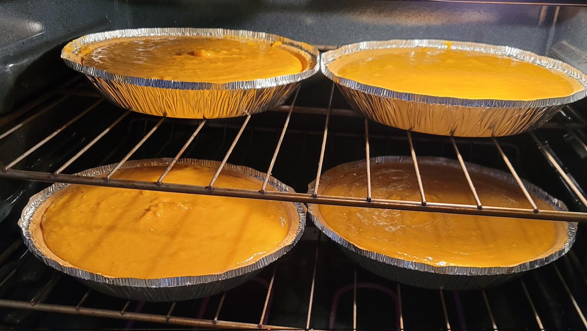 crystalwms527's tweet photo. After this Thanksgiving pies will be a deep dish 9 inch. This is the last time I use this 10 inch graham cracker crust. They don't make the deep dish Graham cracker crust anymore, this is not cost efficient &amp; They're  too shallow for my liking. Please make note &amp; thanks so much https://t.co/gQ749EBRkf