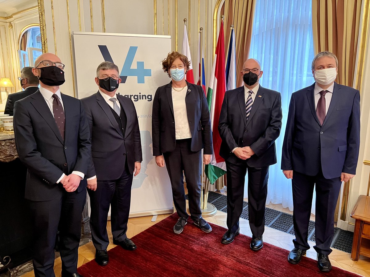 peter_kormuth's tweet photo. #V4 Ambassadors w/ the Belgian Deputy PM @pdsutter 🇸🇰🇨🇿🇵🇱🇭🇺🇧🇪 discussing the introduction of the 5G network📡 The Belgian government recently launched a new information portal https://t.co/3L1ArD2fFX to provide the latest scientific knowledge and to eliminate disinformation. https://t.co/s25sUeK2AN