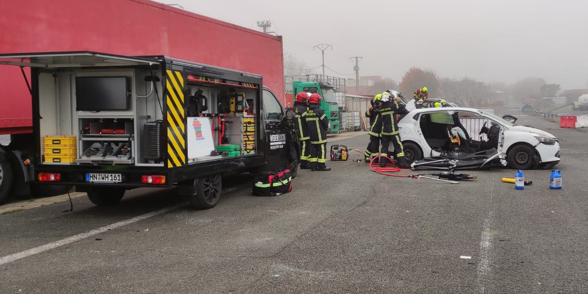 sdis86's tweet photo. 25 stagiaires issus de plusieurs #SDIS de #France et 8 sapeurs-#pompiers de la #Vienne86 ont participé à un stage formateur #SR. 

Le #CFPSV a accueilli 3 formateurs internationaux de @weberrescue, filiale de Weber Hydraulik, fournisseur de matériels de désincarcération. https://t.co/8iX7OtOOmO