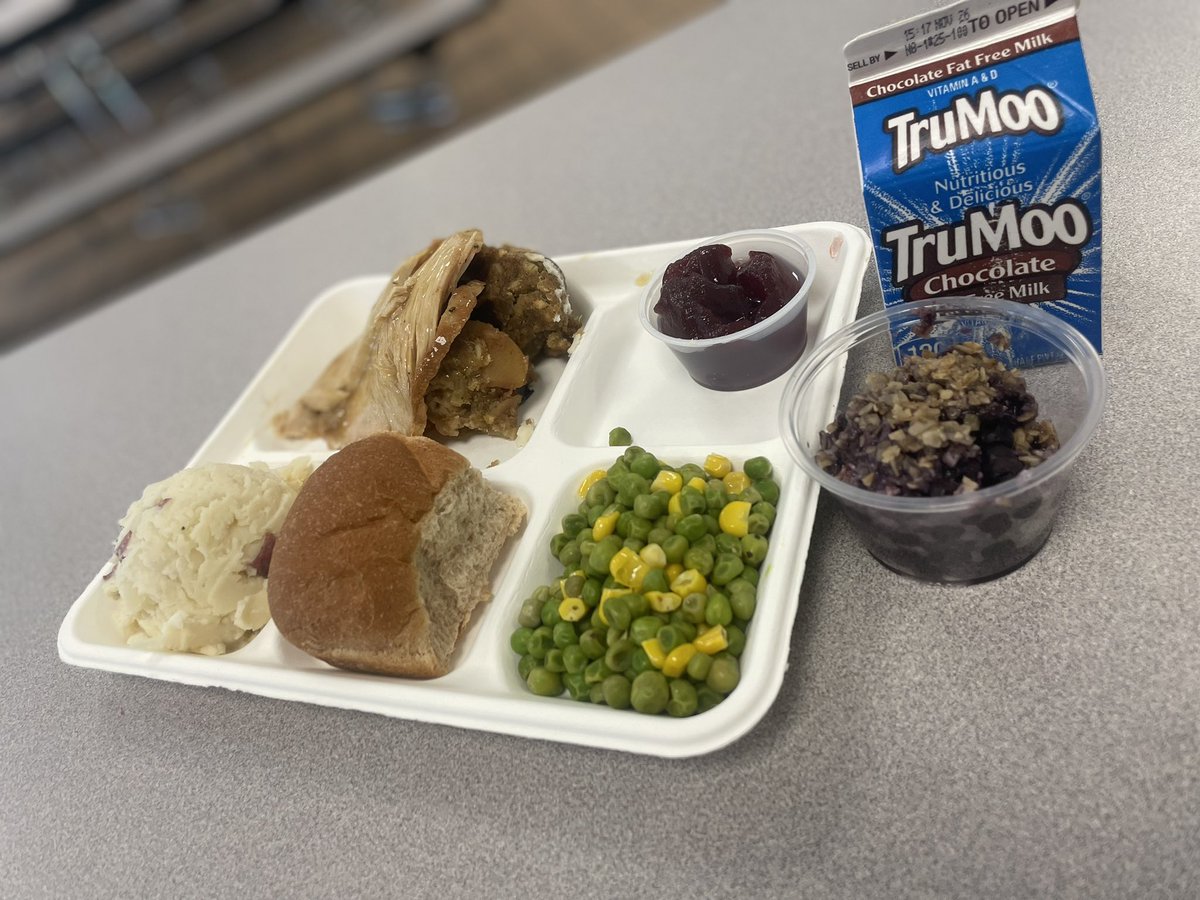What a meal today! CMS cafe is serving up the favorite Thanksgiving meal! Stuffing, red bliss mashed and even blueberry crisp. We have it all!! @cms_grizzlies <a href="/Super_DCRSD/">Steven Lamarche</a> 😍🫐🦃