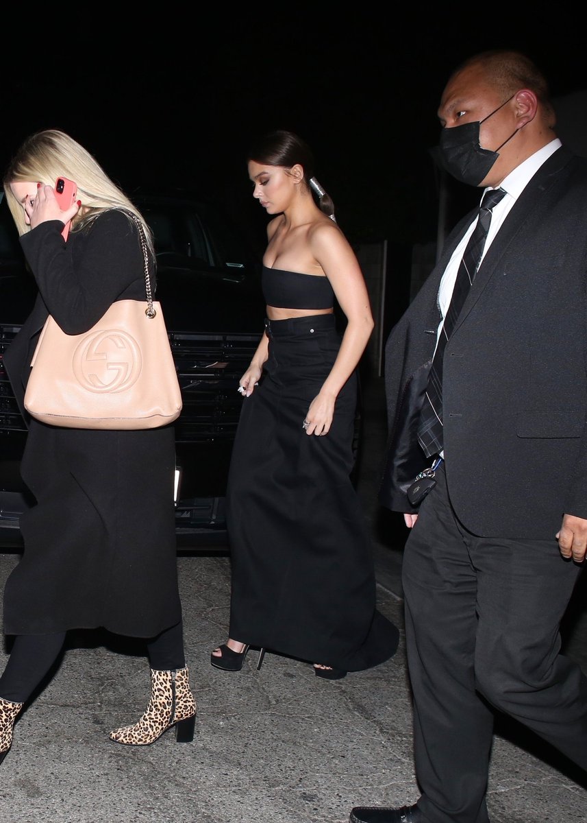 SteinfeldBrasiI's tweet photo. 🎥 Hailee Steinfeld chegando no restaurante Craig's, ontem em Los Angeles. https://t.co/em9UwRMeMS