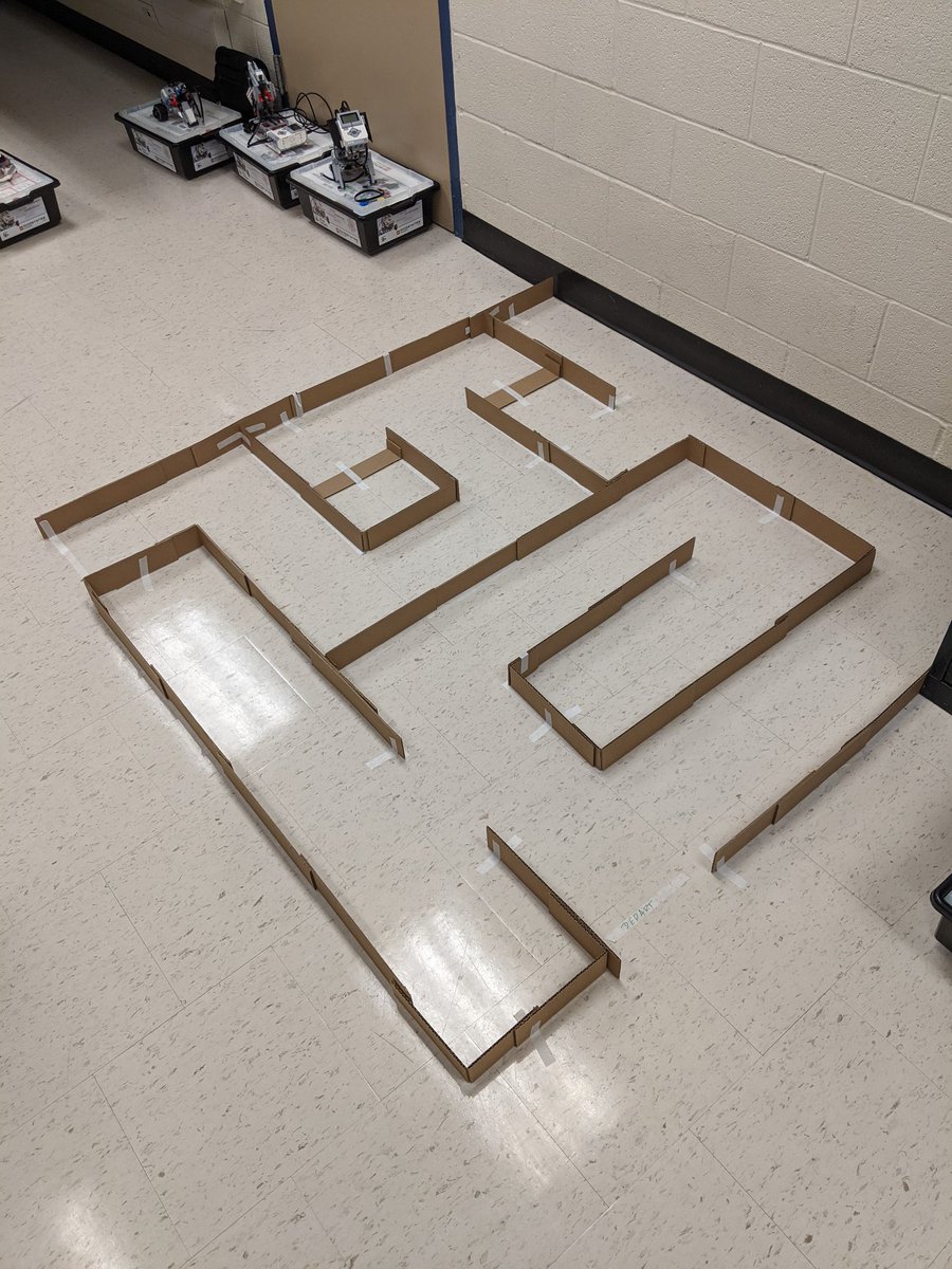 orr_daniel's tweet photo. Le labyrinthe est prêt! Défi de #robotique @LEGO_Group #ev3 #Mindstorms dans le cours de technologie de design. #STIAM #TOOU @TorontoOuest https://t.co/v2Iyn4P3c8