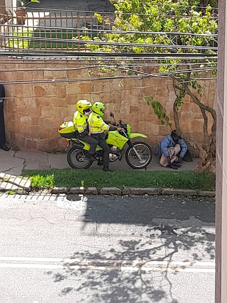 JhonnyRQuintero's tweet photo. Nunca he entendido desde cuándo la @PoliciaColombia se convirtió en un despertador de habitantes de calle. Van tirándoles la moto y prendiéndoles la sirena hasta que los hacen levantar. ¿Qué pretenden qué hagan? ¿Que se vayan para d��nde? https://t.co/sD6UJiOzKo