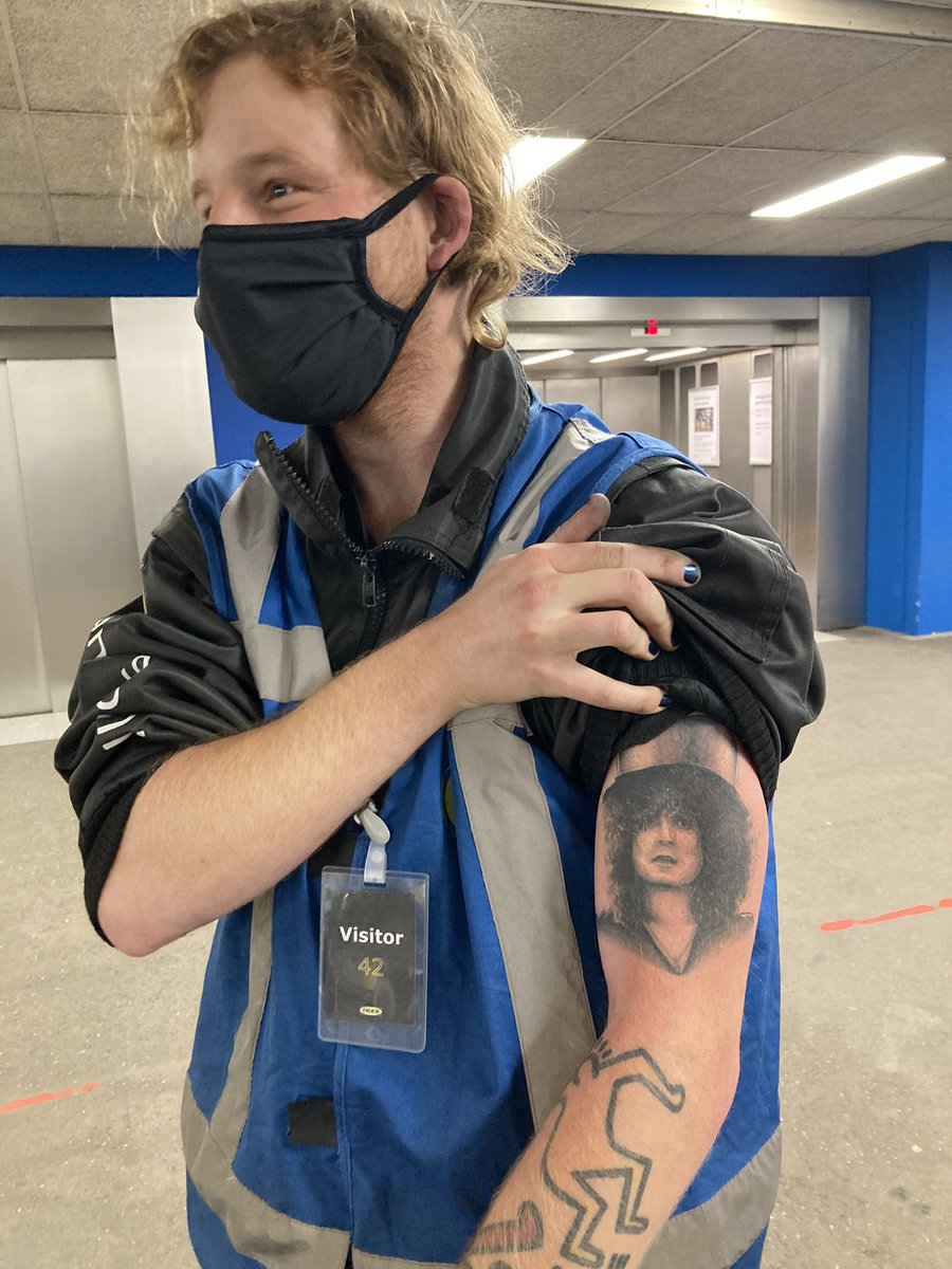 dezeruimte's tweet photo. Heb jij je bandenspanning al gecontroleerd? Daarmee stoot je minder CO2 uit &amp; bespaar je geld! Deze leuke gast Roland (afgestudeerd aan de @HKUtrecht ) heeft 35 Bob Dylan elpees thuis &amp; pompt gratis banden op bij Ikea Amersfoort, waardoor ik nu 49,96 ga besparen #bandopspanning https://t.co/BF1pk3horl