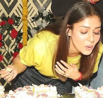 nayantharafb's tweet image. Nayan, happyy birthday 🎉 I hope you’re having the best time and are surrounded by your love ones, may all your wishes come true ❤️ 
Love you always ✨ 

#HappyBirthdayNayanthara #HBDNayanthara #LadySuperstarNayanthara