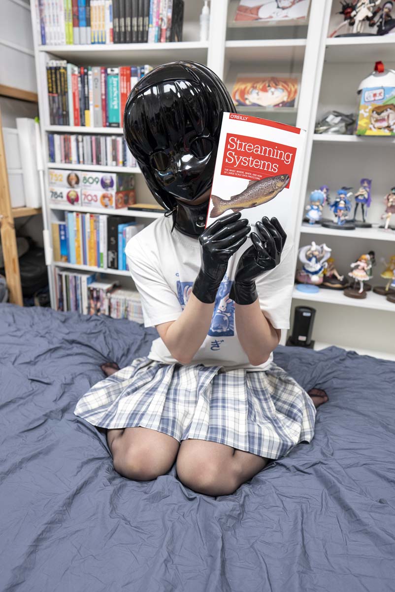 可爱的少年哟，
你掉的是这本小黄书呢？
还是这本小红书呢？