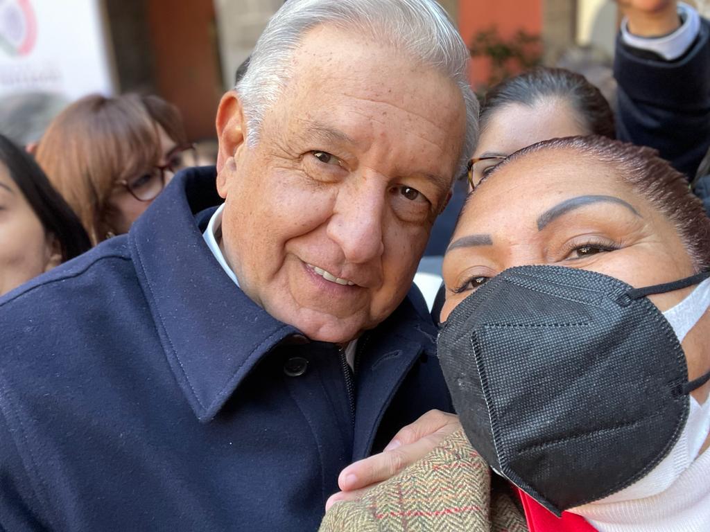 MariaRoseteMx's tweet photo. ¡Es un honor estar con Obrador!
@lopezobrador_
#porti #porlosqueamamos #rosete #roseteporti #trabajando #CuartaTransformacion https://t.co/g6M8oAsBqc