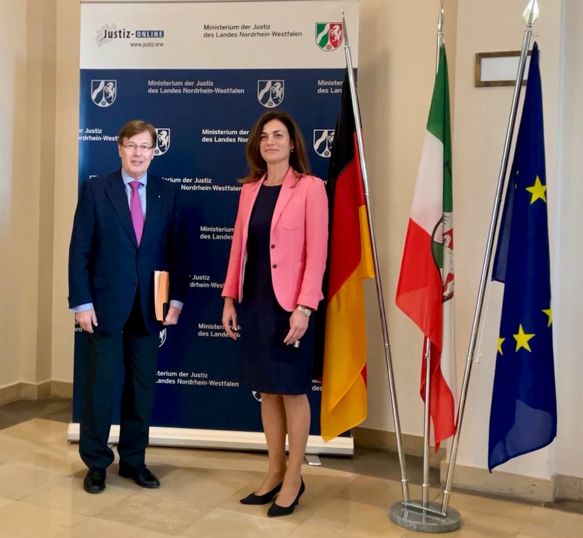 Justiz_NRW's tweet photo. Nicht immer einer Meinung, aber stets im Dialog. Unsere Gerichtspartnerschaften sind dazu ein guter Weg! Justizminister Biesenbach empfängt die ungarische Justizministerin @JuditVarga_EU in Düsseldorf. https://t.co/lgF299q2re