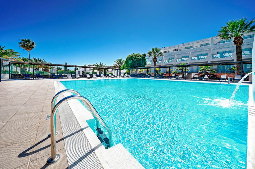 MoranTravel's tweet photo. ☀Enjoy 7 nights of some January winter sun staying at the 4* Sentido Aequora Lanzarote Suites on 10th January.
🤩Close to the beach
🤩Adults only pool 
🤩Friendly service 
👉Prices from £595 per person on Half Board ba - https://t.co/1vdGuGS8Yu https://t.co/y2nLtSoueg