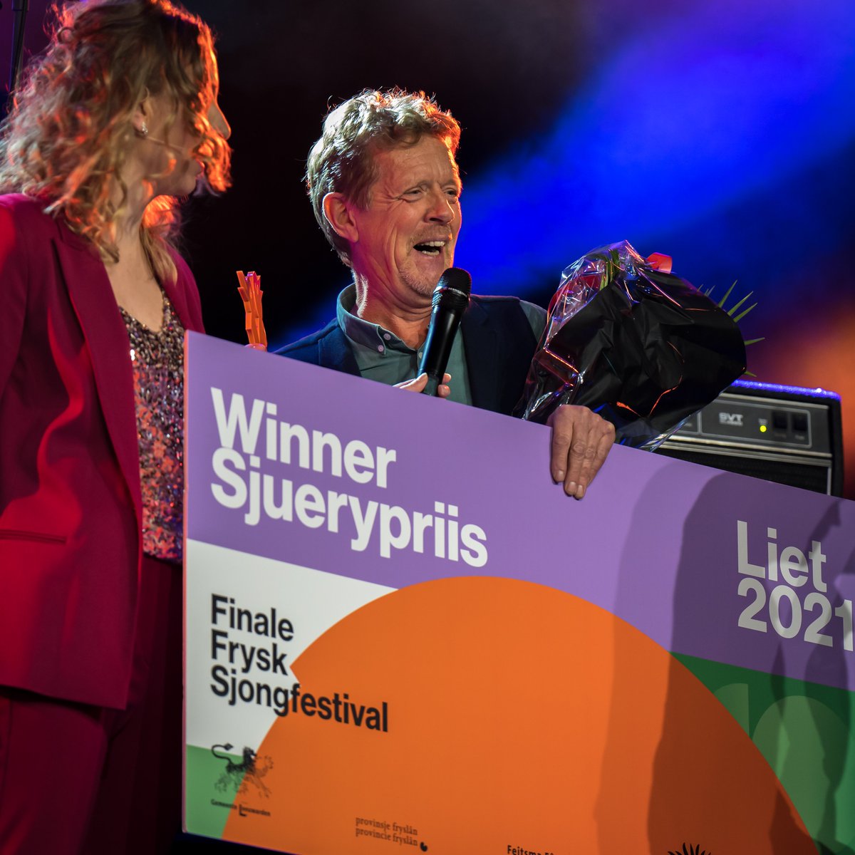 LietIntern's tweet image. 𝐀𝐝𝐫𝐢 𝐝𝐞 𝐁𝐨𝐞𝐫 𝐰𝐢𝐧𝐭 𝐋𝐢𝐞𝐭 𝟐𝟎𝟐𝟏! Hy krige de measte punten fan de faksjuery en it publyk. It nûmer wêrmei't De Boer wûn, hjit 'Bliuw mar by my'. De tekstpriis gong nei 𝐒𝐞𝐪𝐮𝐞𝐧𝐬, foar de tekst fan it nûmer 'De omslach'. Lokwinske!

© Foto: Piet Douma