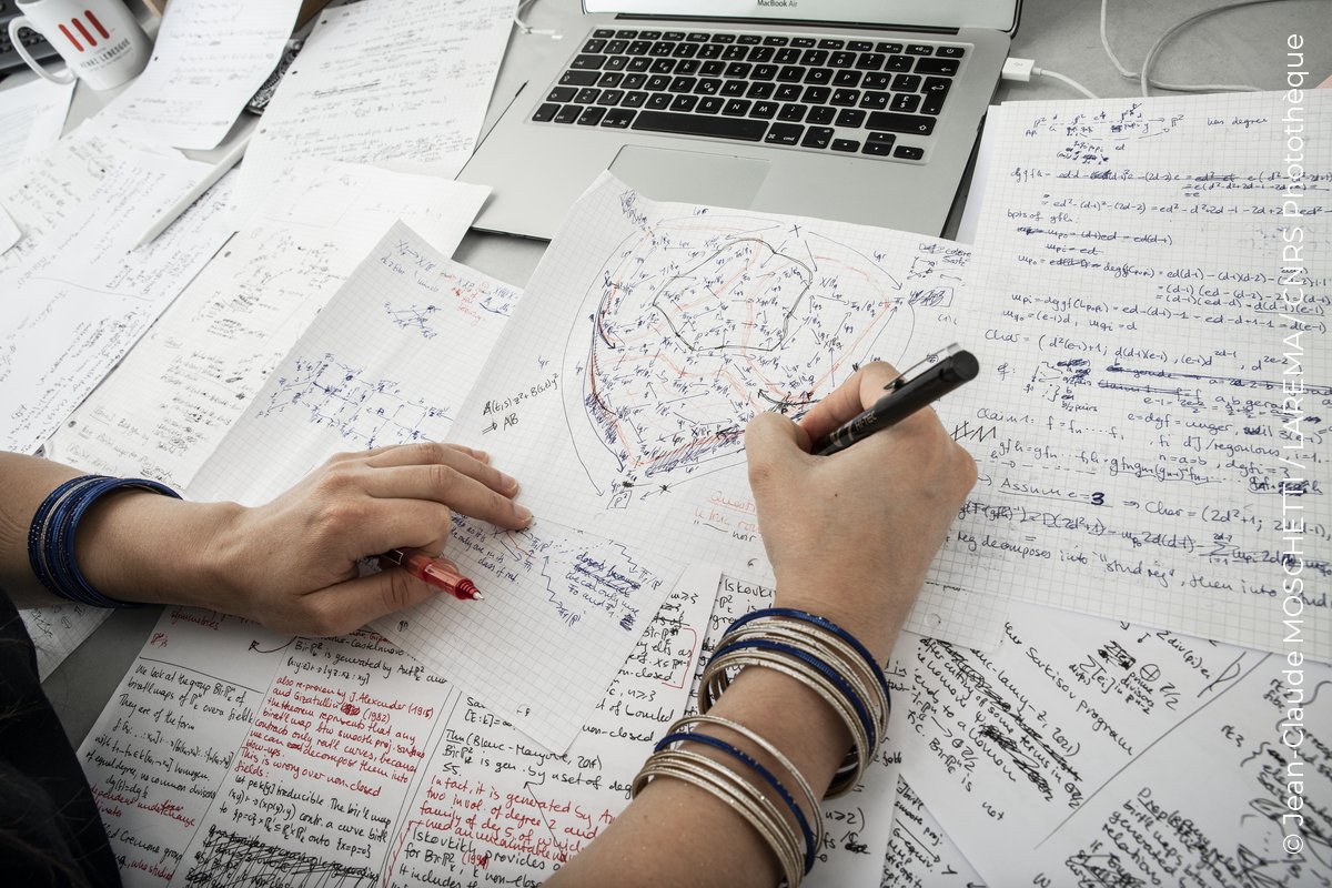 CNRS_dr17's tweet photo. #JeudiPhoto 📸 | « Susanna Zimmermann, chercheuse en géométrie algébrique et médaille de bronze du CNRS, esquisse ses réflexions en géométrie birationnelle à l'aide de dessins »
📍 À #LAREMA - © Jean-Claude MOSCHETTI
▶️ https://t.co/SZ9l1Cdfuf https://t.co/ekih3dWvxC