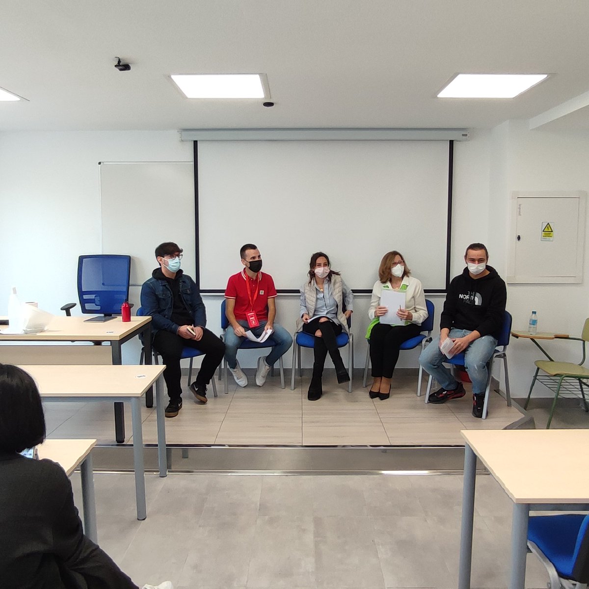 PsoeRmG2's tweet photo. Preparados para transmitir nuestro mensaje, lejos de la confrontación habitual de los partidos de la derecha #conesapresidente #momentodeavanzar https://t.co/aummFAsWtM