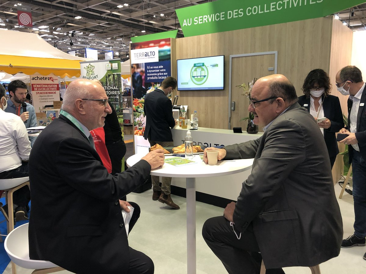 MerillouSerge's tweet photo. En visite au #SalonDesMaires @salondesmaires, j’ai échangé avec le ministre @MFesneau au sujet des #forêts françaises, et rencontré André Bernard, Président de la Chambre d’#Agriculture du Vaucluse, pour parler gestion de l’eau et amélioration du régime des calamités agricoles. https://t.co/04ufYnKZWL