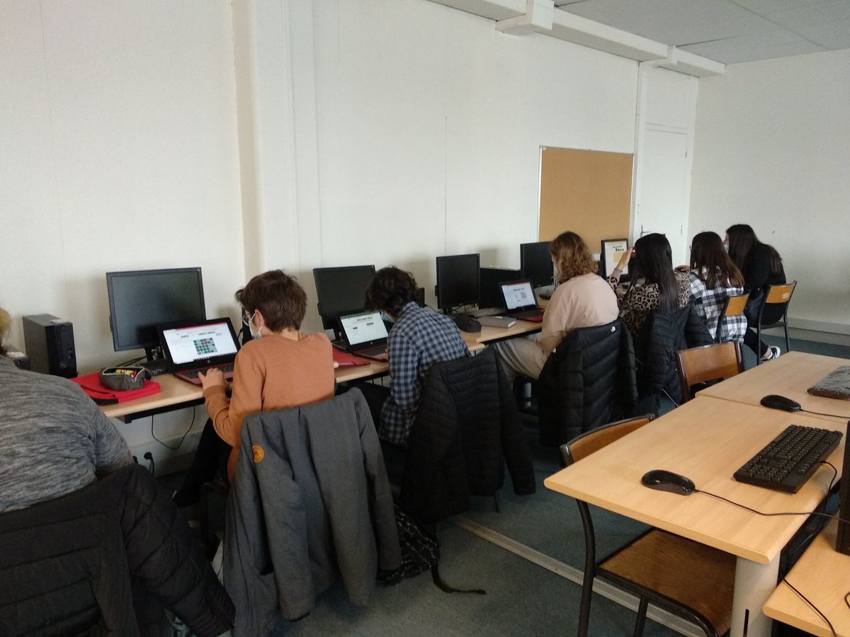 Jacepdm's tweet image. Le #concourscastor est lancé au lycée Jean de Prades. Nos secondes sont en pleine réflexion.