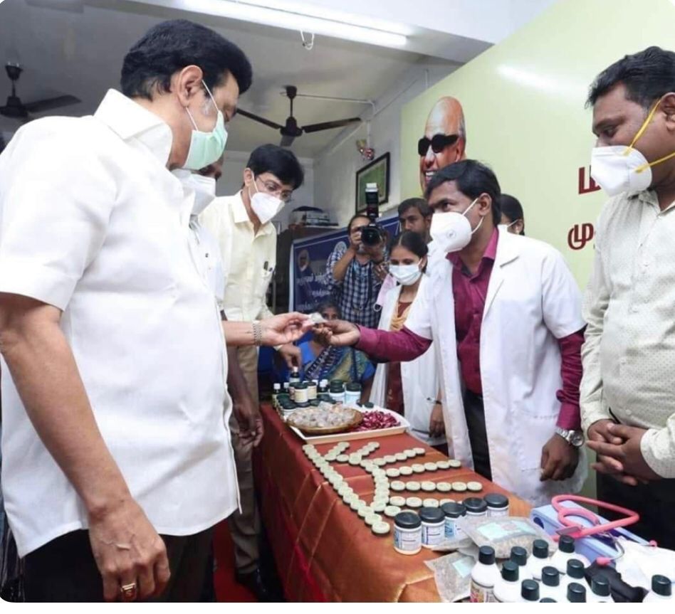 KovaiSathyan's tweet photo. தீடீர் சோதனை என்று சொன்னாலும் மருந்துகள் கட்சி சின்னம் வடிவிலும் பின்னால் பிளக்ஸ் அடித்து விளம்பர பேனர் வைக்கனும். இது இருந்தால்தான் முன்னனி நடிகர் தீடீர் சோதனை சூட்டிங்கில் நடிப்பார். 
@AIADMKOfficial 
@AIADMKITWINGOFL 
@ADMKofficial 
#போலிவிளம்பரதிமுக
#420திமுக https://t.co/s9qxsJdKiE