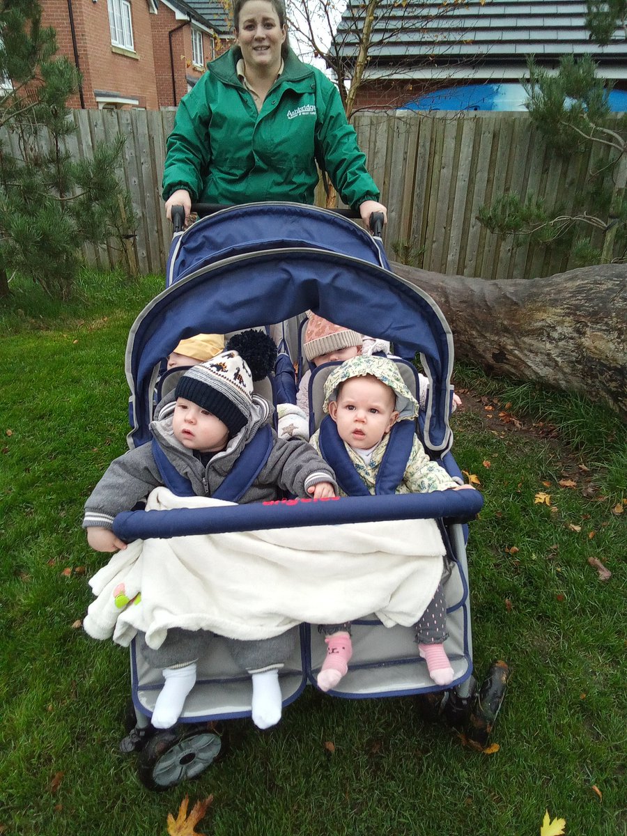 AshbridgeMaxy's tweet photo. We went for a lovely autumn walk with our Snowdrop children this morning.
We felt the plants and trees and collected some leaves #autumncolours #nature #forestschool #exploringtextures https://t.co/J9bm11hvmw