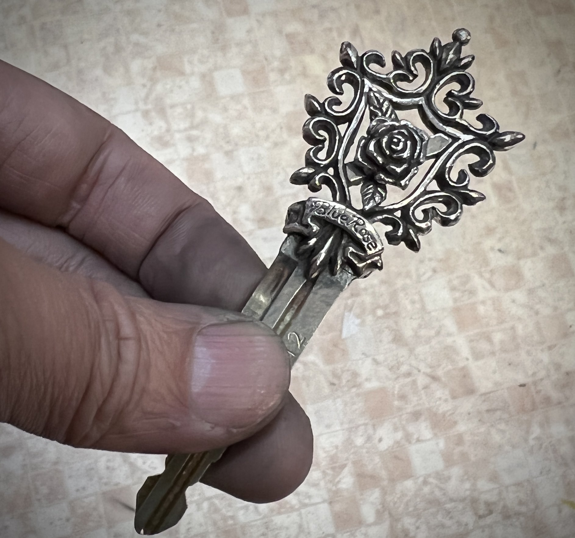 Blue Rose Kiyo カスタムキーのご紹介 Blue Roseのエンブレムを 車の鍵にカスタムしました これでエンジン始動のテンションが上がりますね ありがとうございました 家の鍵 車の鍵 事務所の鍵 何でもカスタムしますのでお気軽ご相談下さい 動物