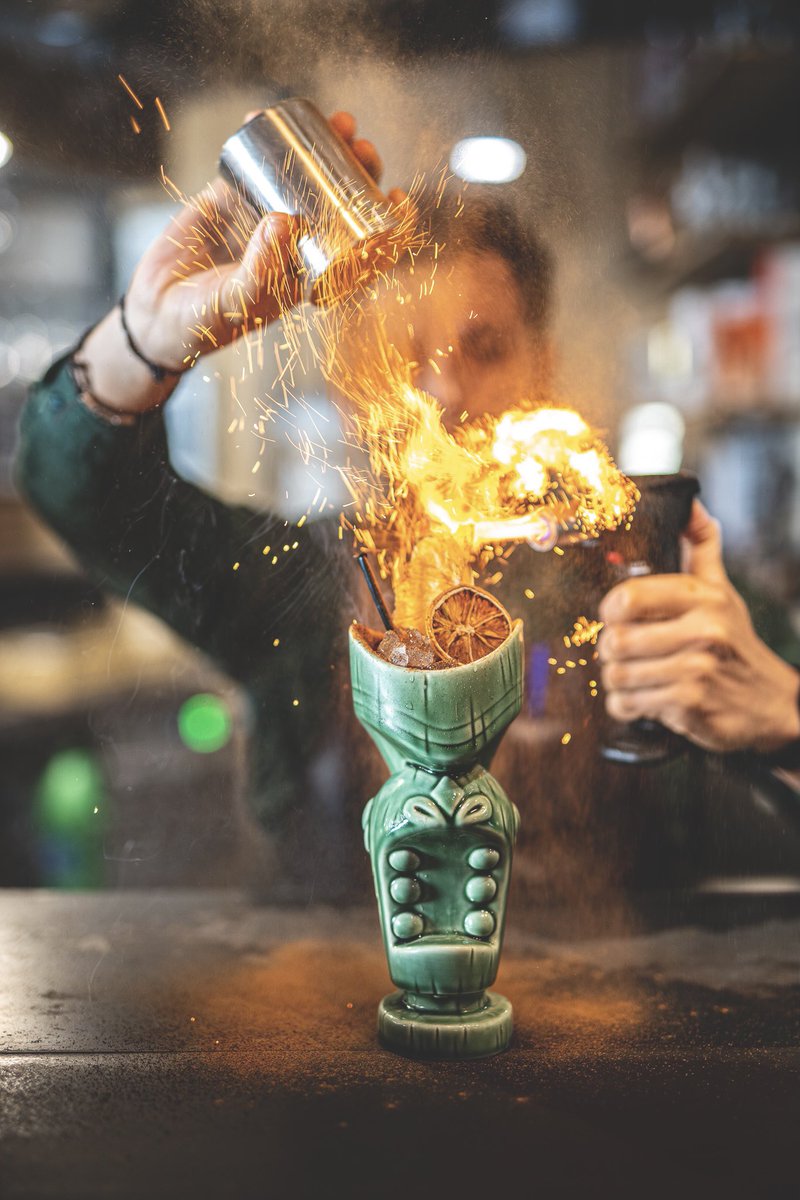 3,2,1...ACCIÓN 🔥🔥🔥
Es todo un espectáculo ver como nuestro equipo de coctelería elabora cada uno de los cócteles de la carta.

#cocktails #ovejasnegrascompany #torresygarcia #Sevilla