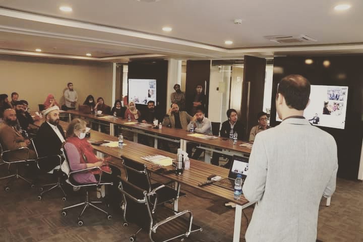 CodeforPakistan's tweet photo. Mr. Kashif (Facility & IT Manager NIC) gave a tour of the facility. The delegation also met Health related startups; #Slosh #Dextretch #Laaf #MedXol #ExpertFlow https://t.co/nmO3zE2MXl