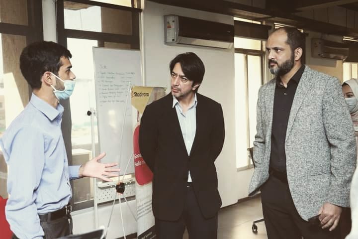CodeforPakistan's tweet photo. Mr. Kashif (Facility & IT Manager NIC) gave a tour of the facility. The delegation also met Health related startups; #Slosh #Dextretch #Laaf #MedXol #ExpertFlow https://t.co/nmO3zE2MXl