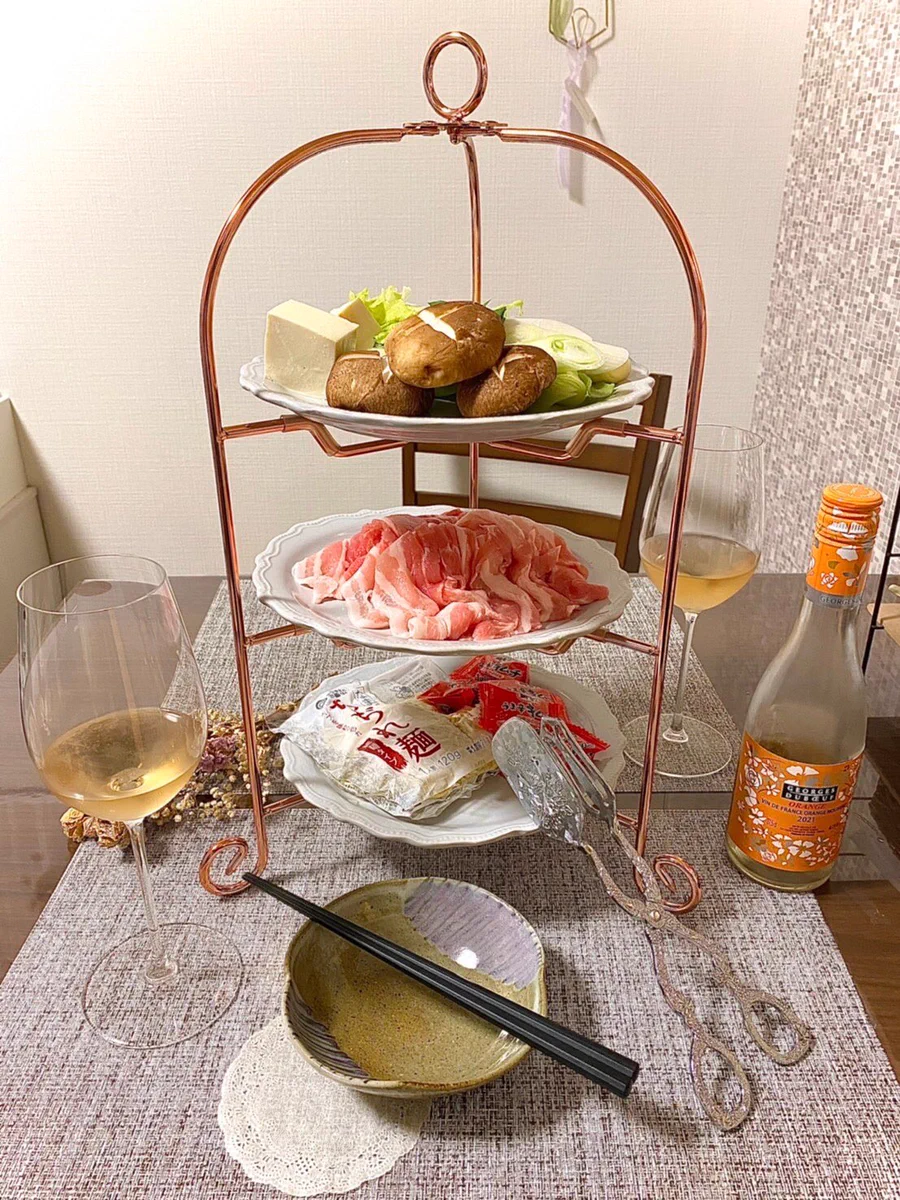 お友達の家で鍋パーティー！スイーツ用の3段ケーキスタンドが便利w