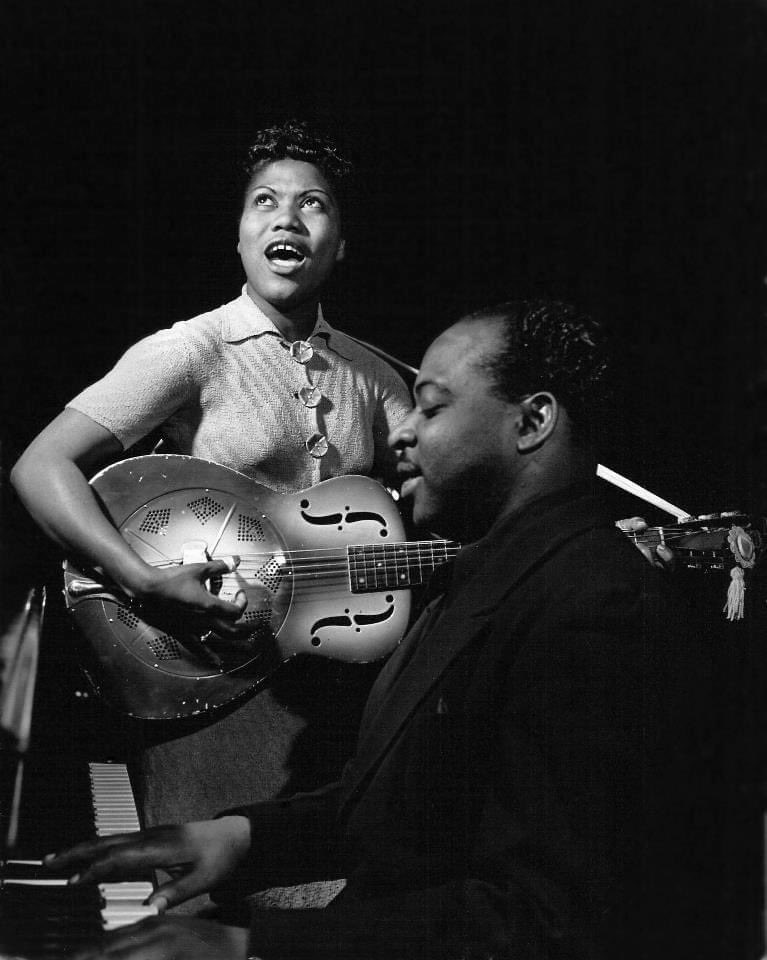 ALHCLindyHop's tweet photo. The great SISTER ROSETTA THARPE with SAMMY PRICE on piano, 1942
Tharp has been called the "Godmother of Rock 'n' Roll.”
Photo by Charles Peters
#sisterrosettatharpe #gospel #spirituals #rocknroll #chrisbarber #dixiehummingbirds #luckymillinder #marieknight #rnb https://t.co/SLoQorxXKw