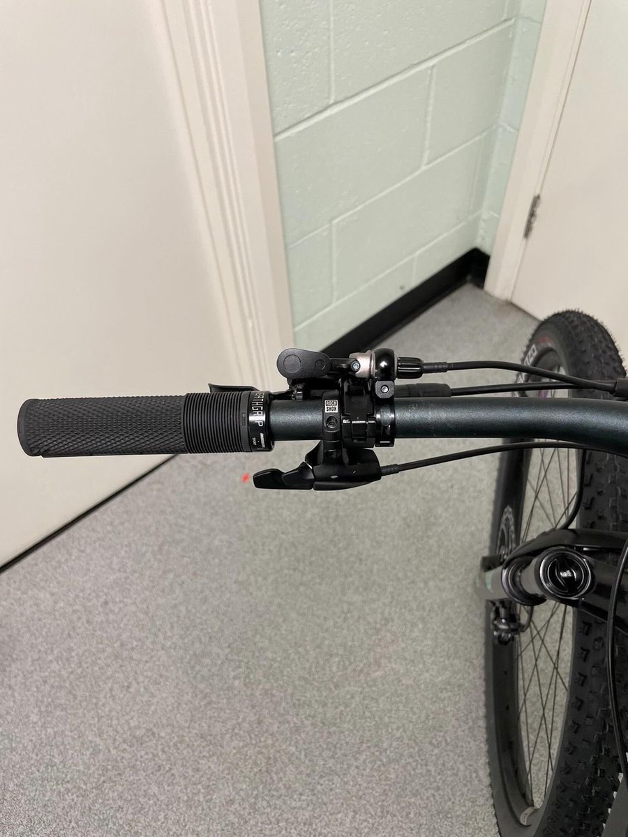 Jamie46Akers's tweet photo. @Doddstar79 how did you setup your @crankbrothers seatpost and @RockShox lever because this setup isn’t working for me. @gmbntweet @neildonoghue13 #gmbn #mtb https://t.co/j35Ch8Qgsf