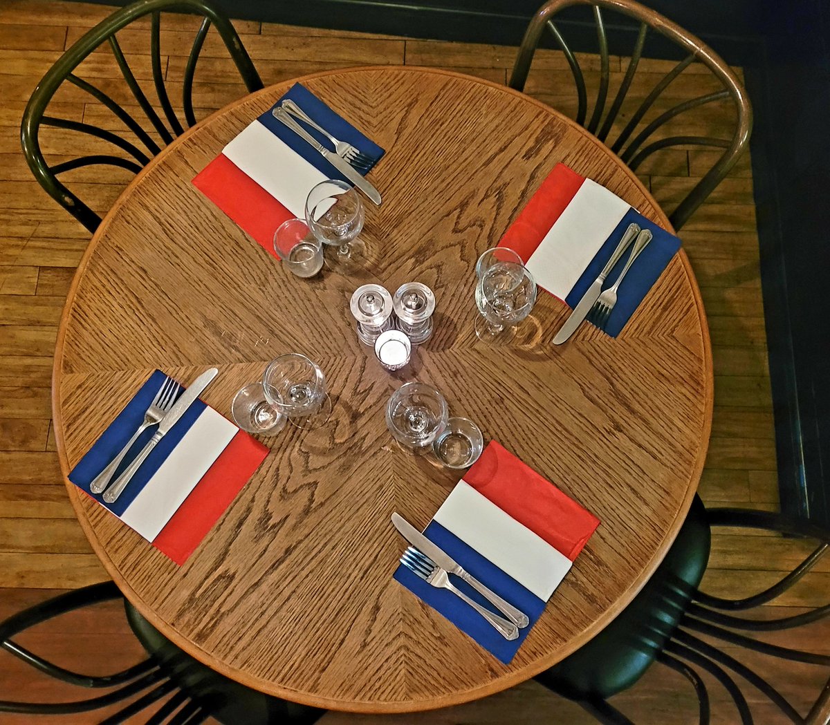 How many people are going to tell me I have done the wrong flag today?! 🇫🇷🇮🇹
HAPPY BEAUJOLAIS! 🍷

We are going back to our French roots from when we were The Pot  this evening &amp; serving up a whopping 6 course taster menu with Beaujolais &amp; Dessert wine from @vinvancaerdydd