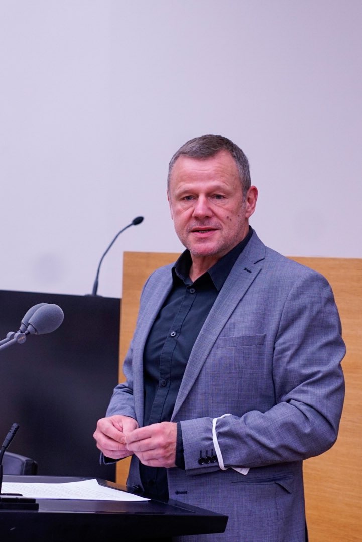 Unser neues Kita-Gesetz:
💪 Bessere Arbeitsbedingungen  
🧑‍💼 Gewinnung neuer Fachkräfte 
🔑 Besserer Personalschlüssel 
🚀 Mehr multiprofessionelle Teams 
🇫🇷 Anerkennung franz. Abschlüsse 
🥗 Bessere Verpflegung unserer Kinder 
🧑‍🦽 Bessere Förderung von Inklusion
<a href="/ChristineClivot/">Christine Streichert-Clivot</a>