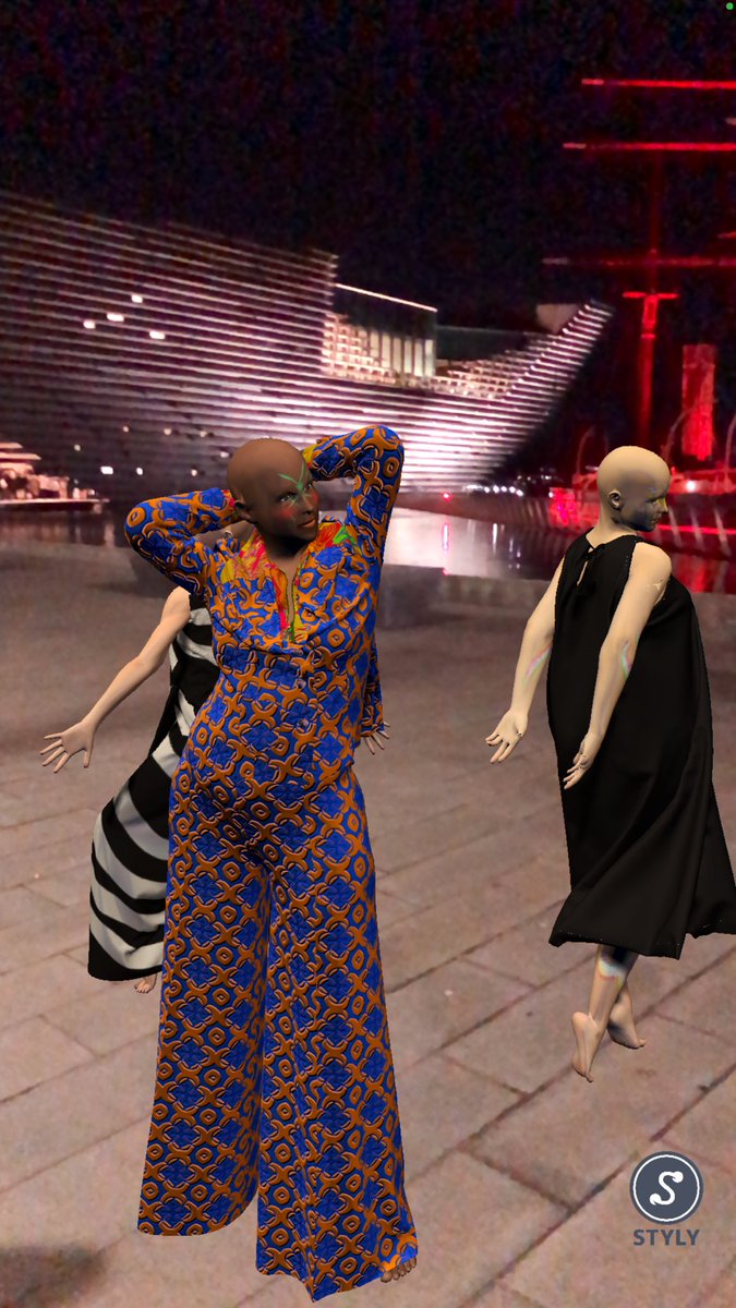 fash_interrupt's tweet photo. Posing outside @VADundee lastnight #srd21 #perfectstage #layersunseen https://t.co/52MgoO9tOK