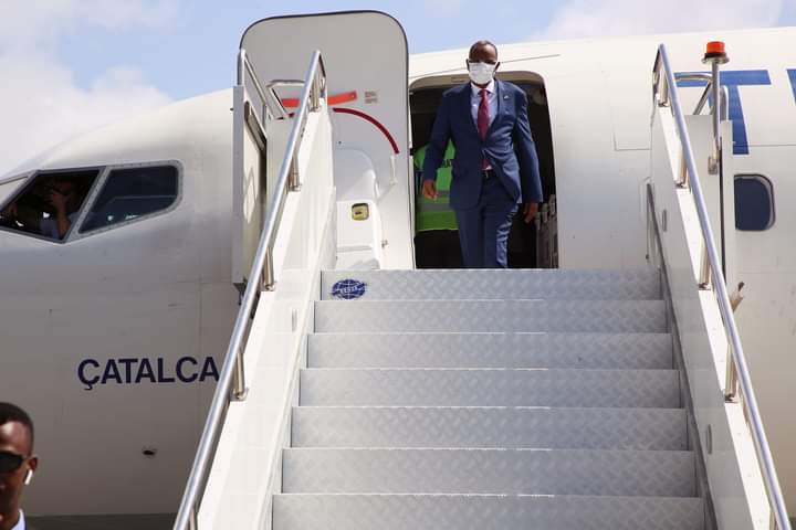 MoInfosws's tweet photo. South West State President, Abdulazez @Laftagareen  returns to #Mogadishu from a trip to #Turkey. Senior officials received him at Adan Adde International airport. https://t.co/YyARmAXZRv
