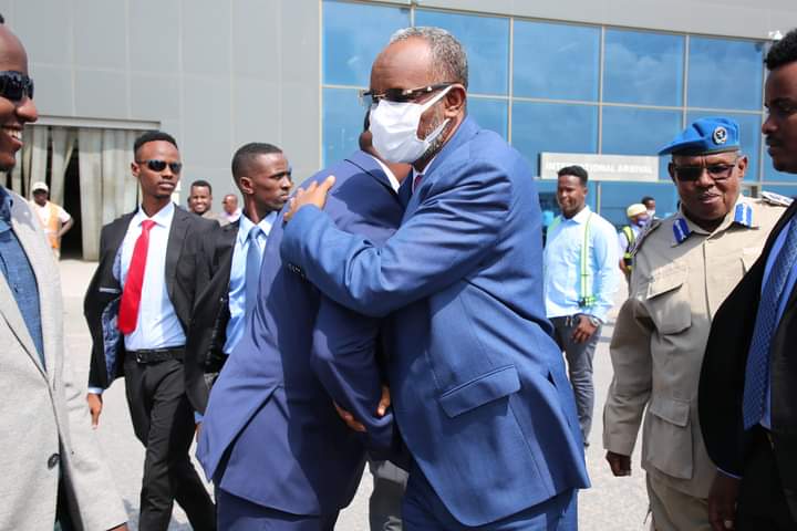 MoInfosws's tweet photo. South West State President, Abdulazez @Laftagareen  returns to #Mogadishu from a trip to #Turkey. Senior officials received him at Adan Adde International airport. https://t.co/YyARmAXZRv