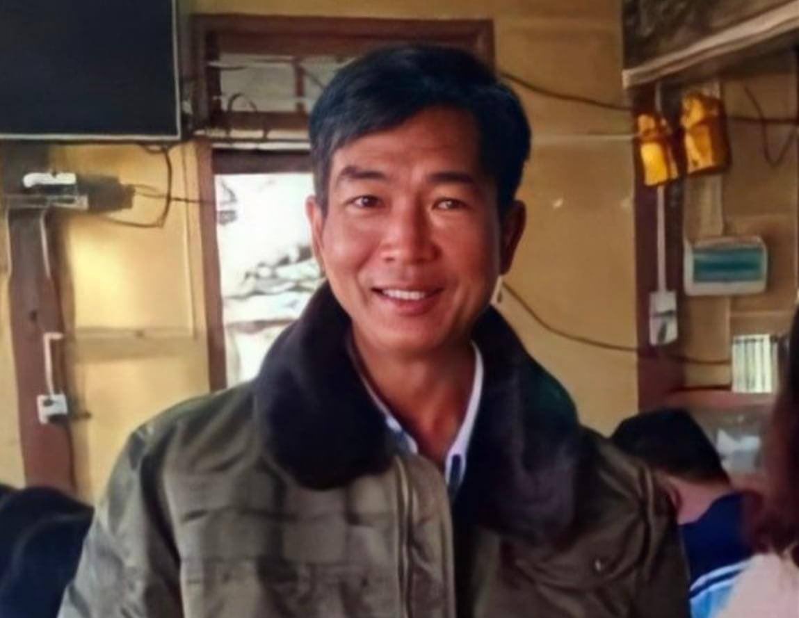 shafiur's tweet photo. #Nov18Coup Pekhone Tsp, Shan/Kayah State

KIILED FOR HELPING DISPLACED PEOPLE FLEEING SAC

Nyi Khin was arrested by SAC on November 15. Reports say that he was killed during interrogation on November 17. 

Khit Thit. #WhatsHappeningInMyanmar https://t.co/VfQXkPHC6A