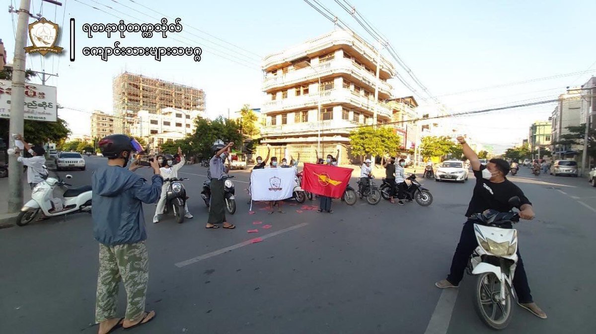spring_2021's tweet photo. Despite the brutal crackdown of SAC, Students Union From Yandanarbon University marched on the streets of Mandalay to overthrow the Military Dictatorship by chanting revolutionary slogans.

LEGALIZATION OF NUG

#Nov18Coup
#WhatsHappeningInMyanmar https://t.co/eR4EvU4OG9