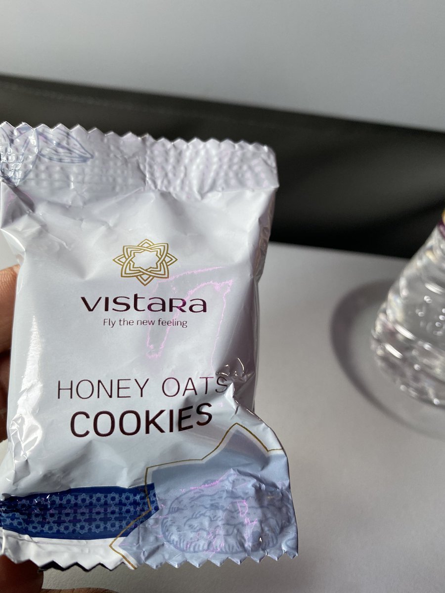 betsoncarvalho's tweet photo. This is what @airvistara offers after waiting for 6hrs #waiting #food #humanity #service https://t.co/StY3tuYFFv
