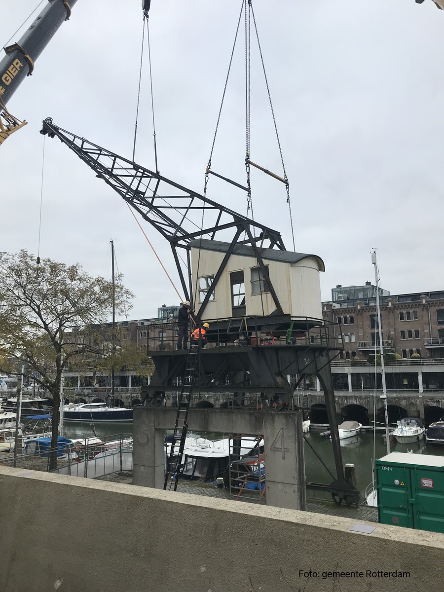 Stadsbeheer010's tweet photo. De monumentale #Kraan langs de #Entrepothaven krijgt een #Opknapbeurt. De stalen constructie wordt gestraald en opnieuw geschilderd. De arm van de kraan (giek) ligt inmiddels op de kade. We onderhouden onze monumenten met #Hartvoor010 @rotterdam Meer info: https://t.co/TneOcSPTRS https://t.co/aMeuz9ARgy