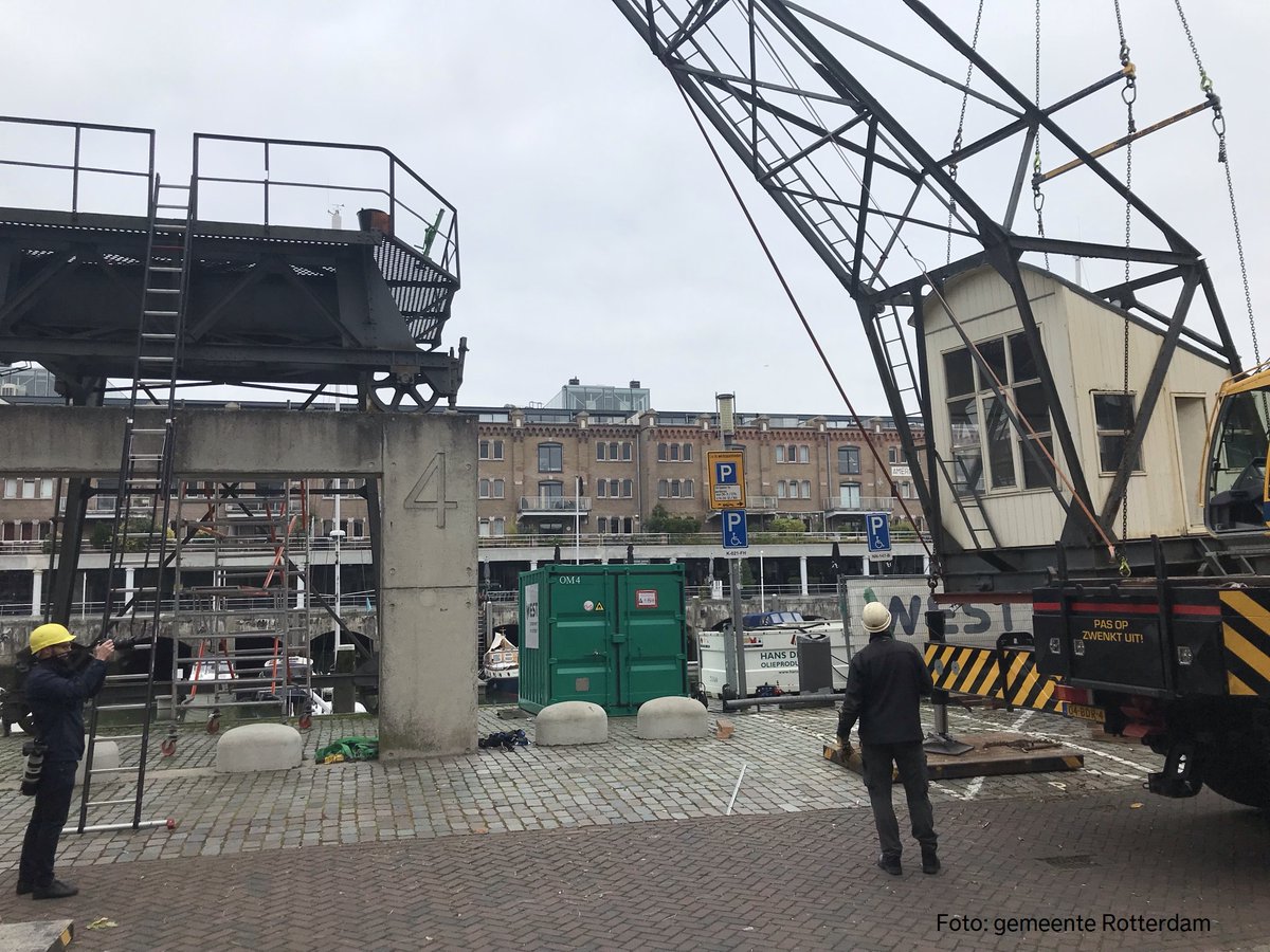 Stadsbeheer010's tweet photo. De monumentale #Kraan langs de #Entrepothaven krijgt een #Opknapbeurt. De stalen constructie wordt gestraald en opnieuw geschilderd. De arm van de kraan (giek) ligt inmiddels op de kade. We onderhouden onze monumenten met #Hartvoor010 @rotterdam Meer info: https://t.co/TneOcSPTRS https://t.co/aMeuz9ARgy