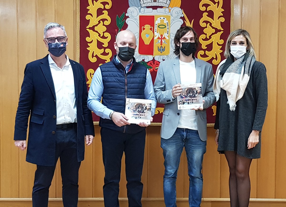 Bailen_TV's tweet photo. Ayer se hizo la entrega de premios de las Jornadas Gastronómicas Batalla de Bailén, puestas en marcha por la Concejalía de Turismo. Al acto asistieron el Alcalde de Bailén, Luis Mariano Camacho, y la Concejala de Obras y Servicios Municipales y Turismo, Nieves Rusillo, https://t.co/fy8XcV8ohj