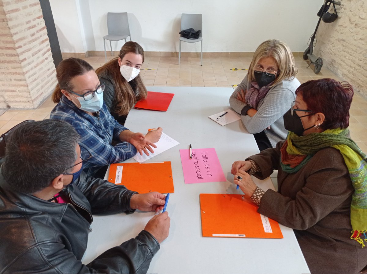 AcoecOngd's tweet photo. En el #VEncuentroInterasociativo los grupos se ponen a trabajar en los temas propuestos en el Centro Municipal de Juventud de Orriols.
#GenerandoIdeas https://t.co/4GYBU1E5mW