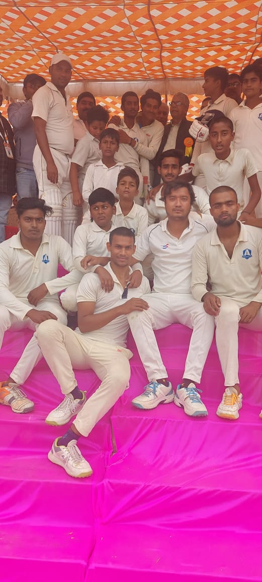 सांसद खेल स्पर्धा के अंतर्गत चल रहे क्रिकेट प्रतियोगिता में आर०के० क्रिकेट एकेडमी हरपुर चौक ने फाइनल में जगह बना ली।
उनके साथ रहकर उन्हे प्रोत्साहित किया, हौसला बढ़ाया।