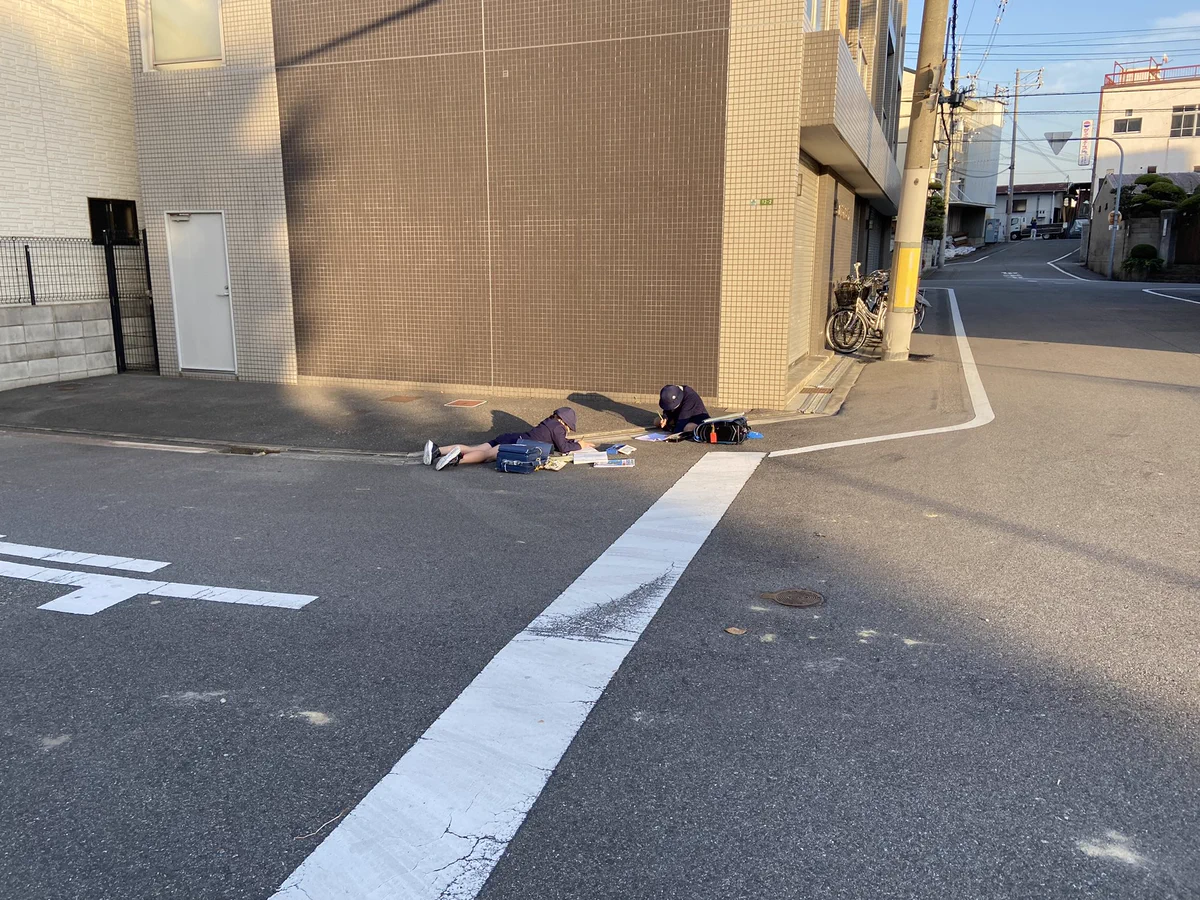 道端で勉強をしている小学生w刺激があり捗る‪w‪w‪w